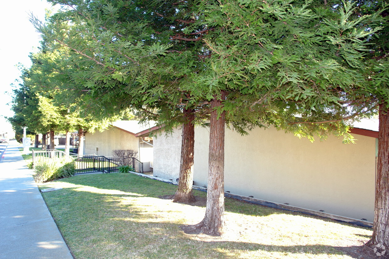 Building Photo - 591 Rocky Hill Rd