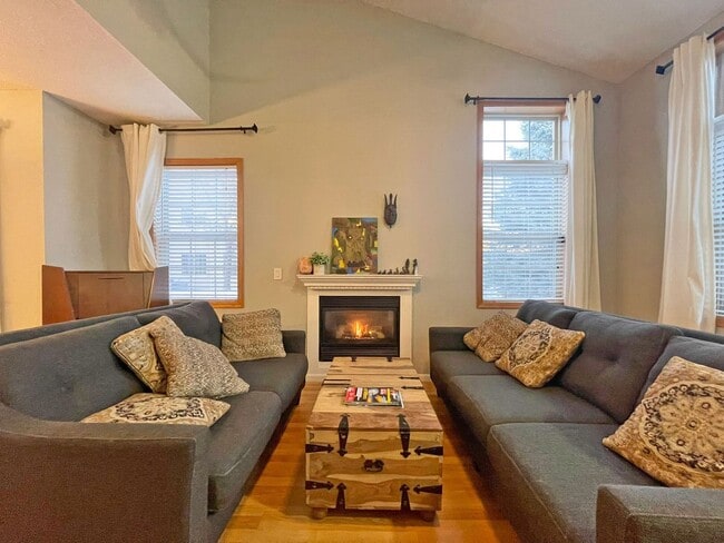 Building Photo - Spacious End Unit Townhome with Fireplace and Vaulted Ceilings is Pet Friendly!