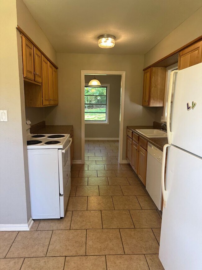 Building Photo - $1,800.00 Move-In-Special