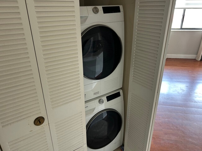 Building Photo - 2550 SW 18th Terrace