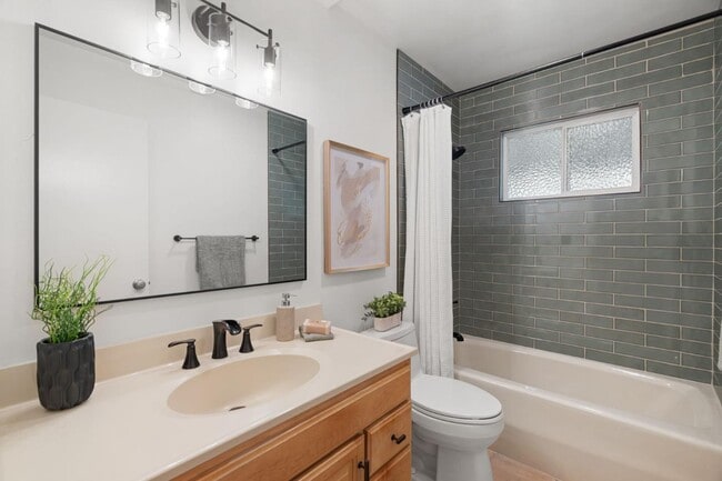 Foto del edificio - 1106 Viscaino Ave