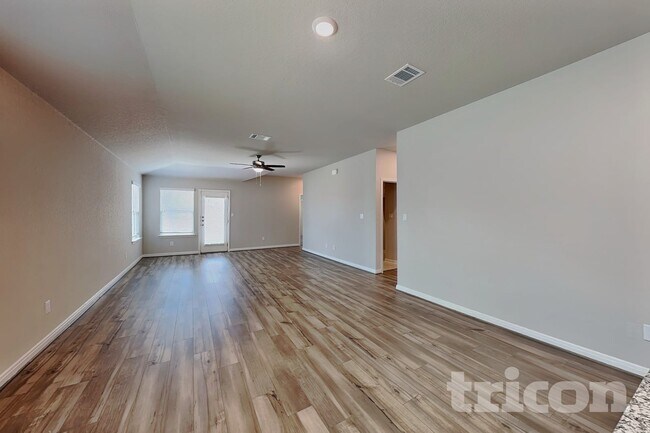 Foto del edificio - 13543 Paxton Blvd