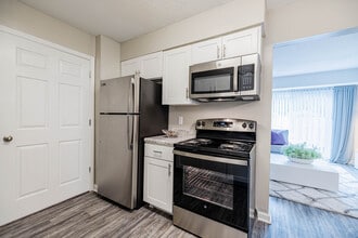 Building Photo - Woodland Creek Townhomes and Apartments