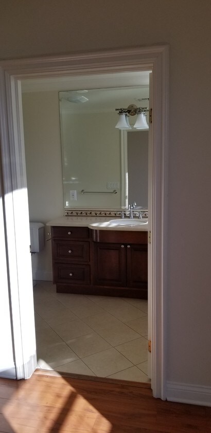 Primary Photo - 4252 Whitsett Ave