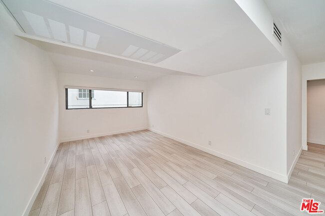 Building Photo - 137 S Maple Dr