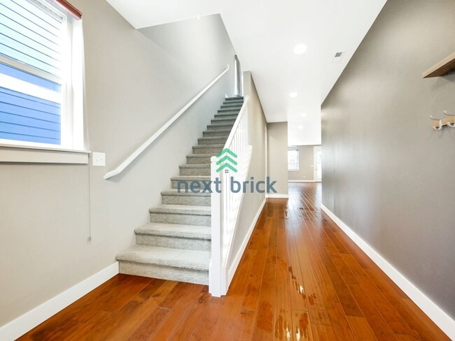 Building Photo - 4 BED AND 2.5 BATH SINGLE FAMILY HOUSE FOR...