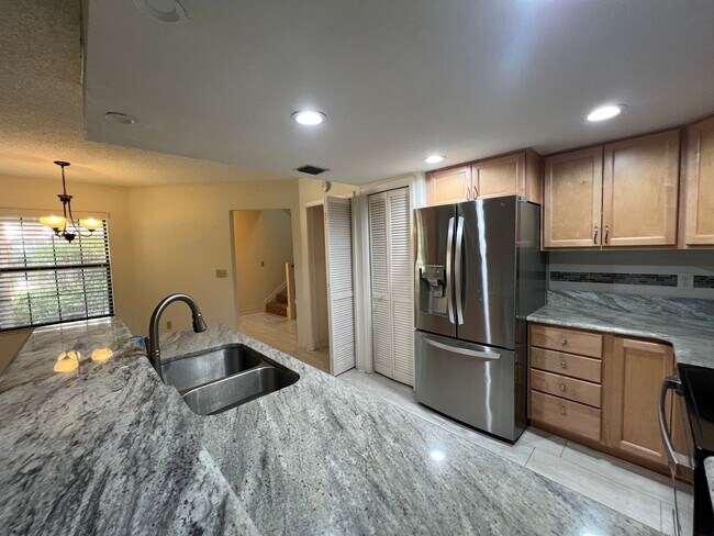 Foto del edificio - Beautiful 3 bed 2.5 bath townhome