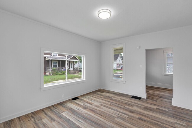Foto del edificio - 2 Bed Home with Large Yard & Covered Porch – $1,295/mo