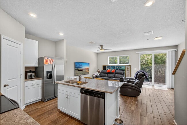 Building Photo - 392 SE Sea Hunt Way