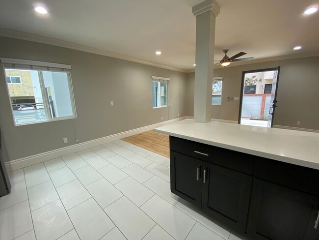 Building Photo - AC! In Unit Washer & Dryer! Reserved Onsite Parking! Downstairs Home!