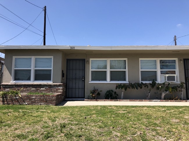 Cozy duplex - 3107 Isabel Ave
