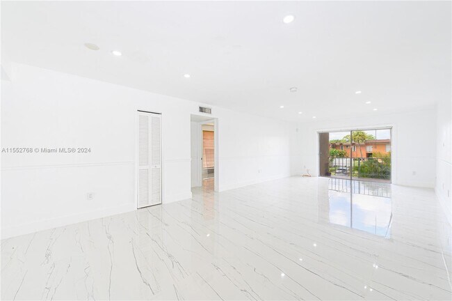Foto del edificio - 9405 SW 76th St