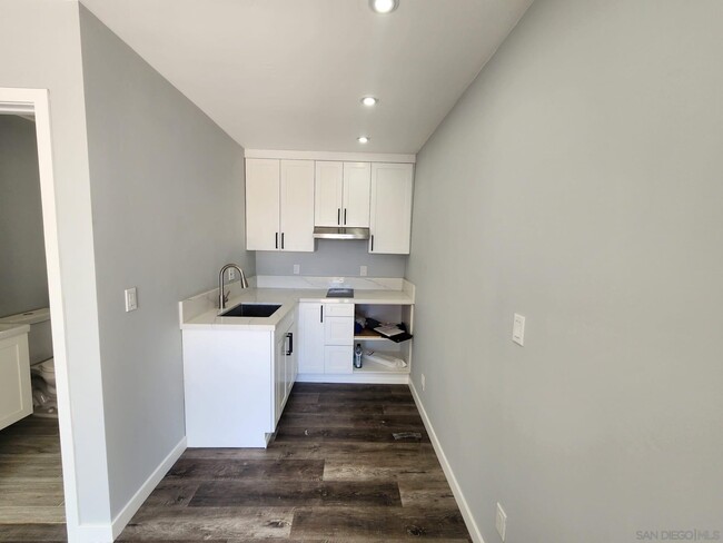 Building Photo - 5870 Estelle St