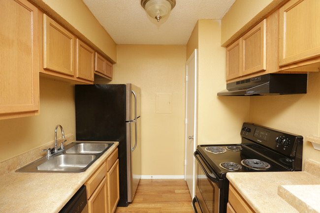 1 bedroom 670sq Kitchen Downstairs - Driftwood Apartments - Galveston