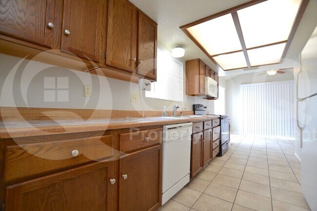 Building Photo - 1631 N Comanche Dr
