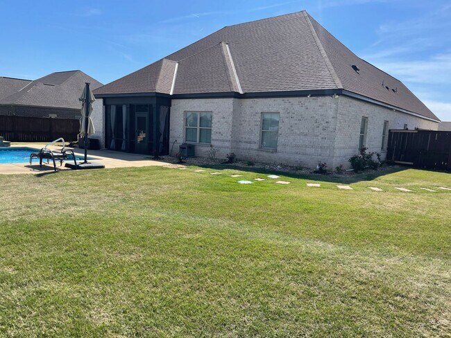 Foto del edificio - Stunning 4-Bedroom Home in Coventry with Designer Finishes & a Pool!