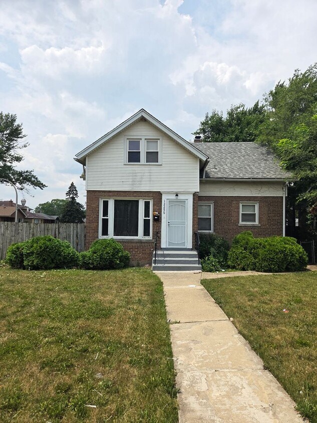 Foto principal - Spacious 4-5 Bedroom, 2-Bath Corner Lot Ho...