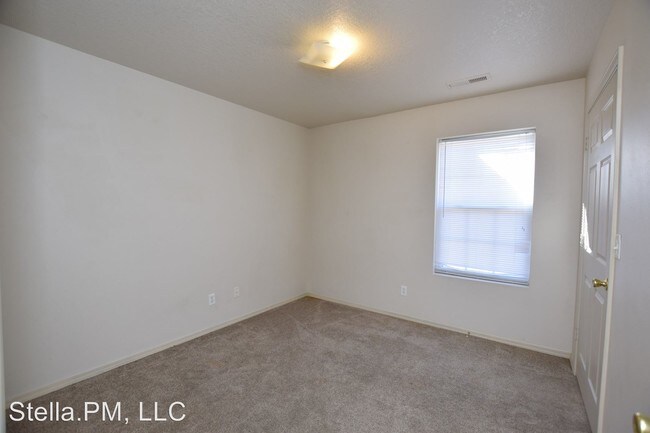Building Photo - 1718 Redbud Dr