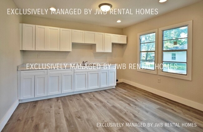 Building Photo - 5767 Mc Leod Ave