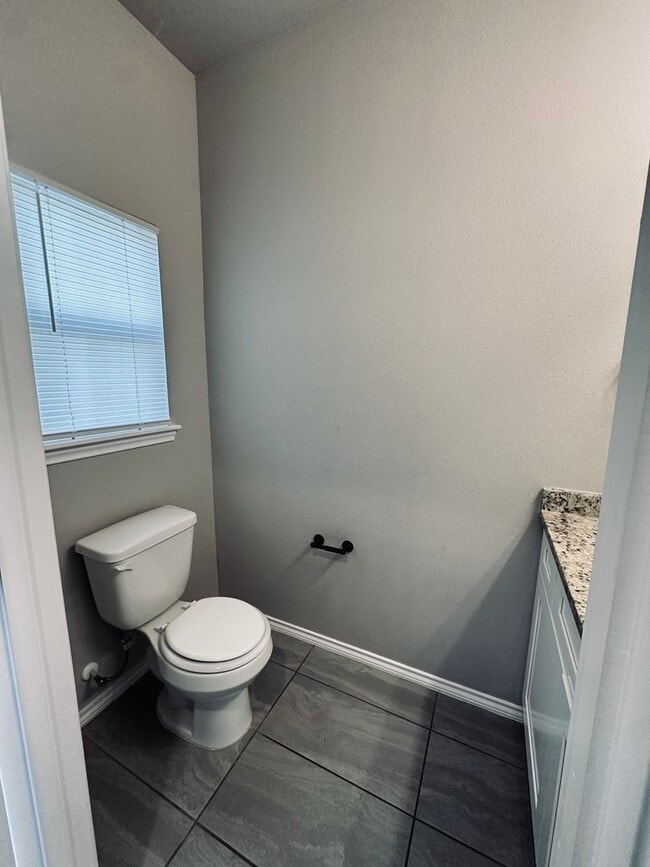 Building Photo - 3BD 2.5BA Townhome near 410 and I-35