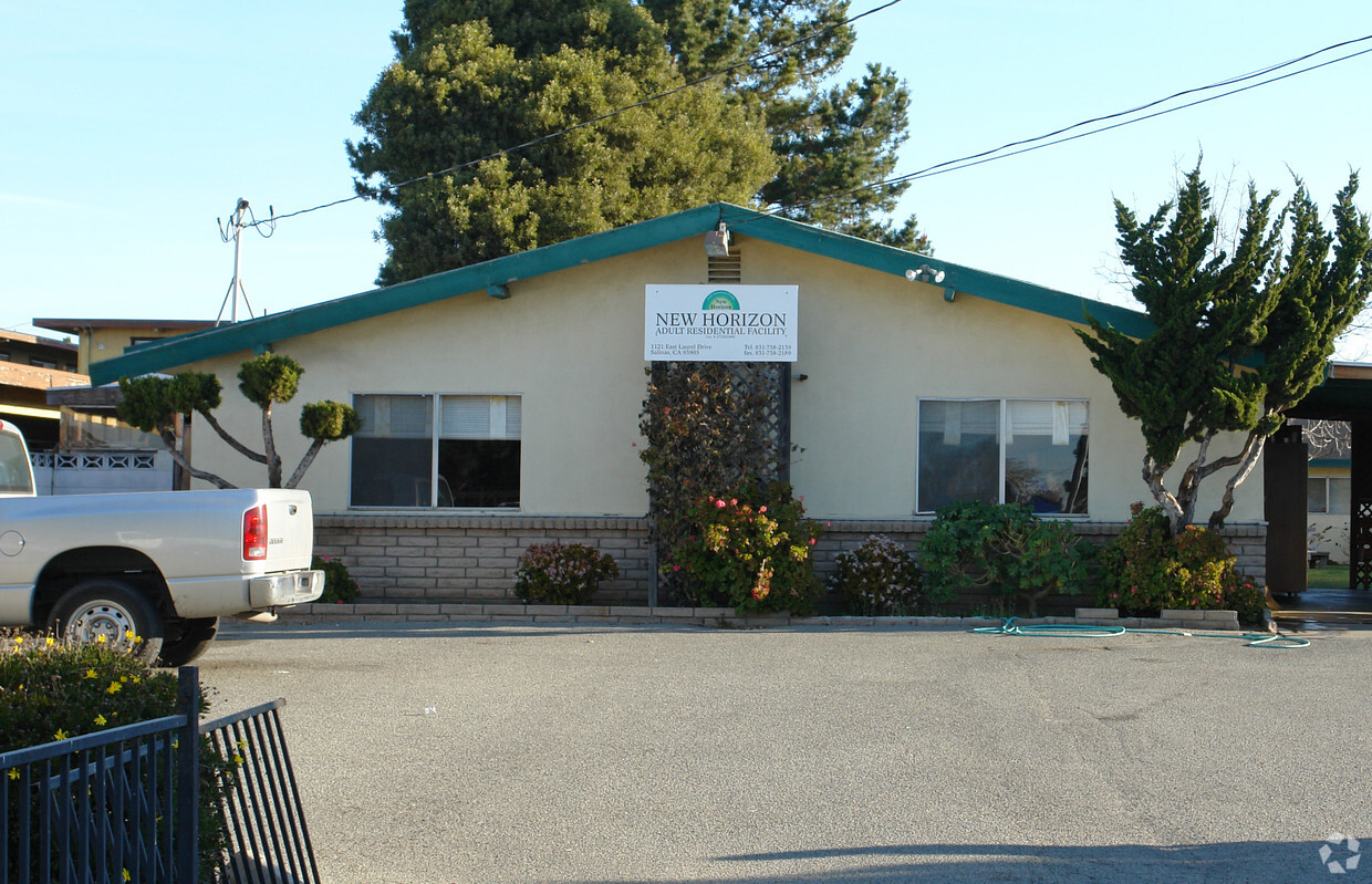 Building Photo - 1121 E Laurel Dr