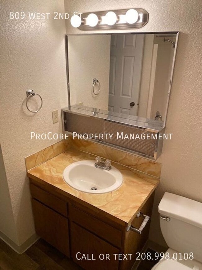 Foto del edificio - 2 Bed Modern Updates, 1.5 Baths, Semi-Fenced Covered Patio