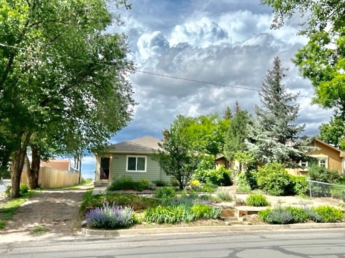 Primary Photo - ADORABLE TWO BED IN HILLSIDE NEIGHBORHOOD!