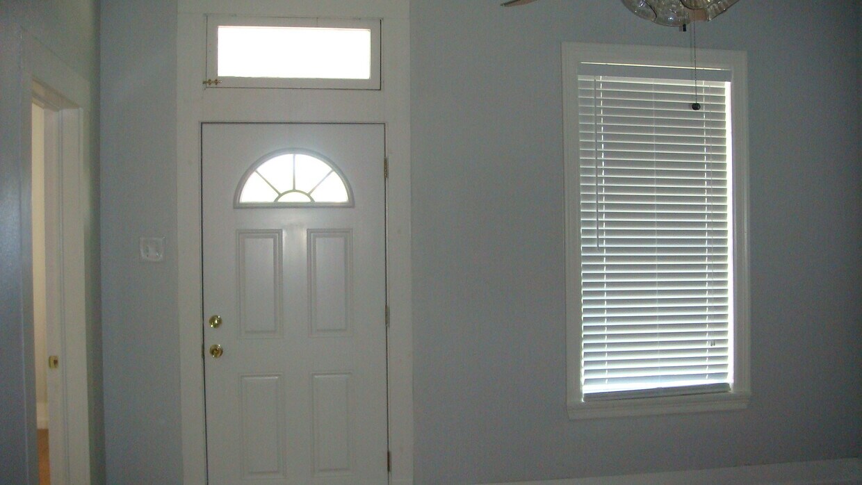 Primary Photo - Lovely 2/1 in Popular Southtown Area