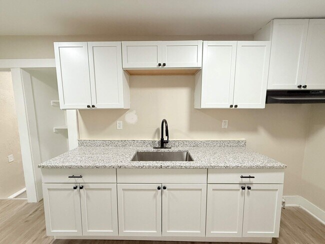 Foto del edificio - Freshly Renovated 2-Bedroom Home – Quality...
