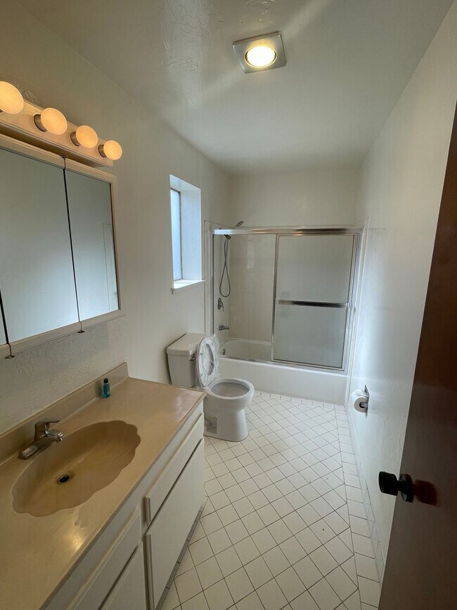 Building Photo - Newly Renovated Spacious Two-Bedroom Apart...