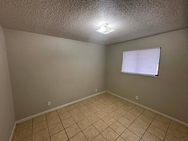 Foto del edificio - 3844 NW Huntsboro St