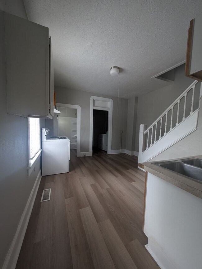 Building Photo - Charming 2 bed/ 1 bath Duplex