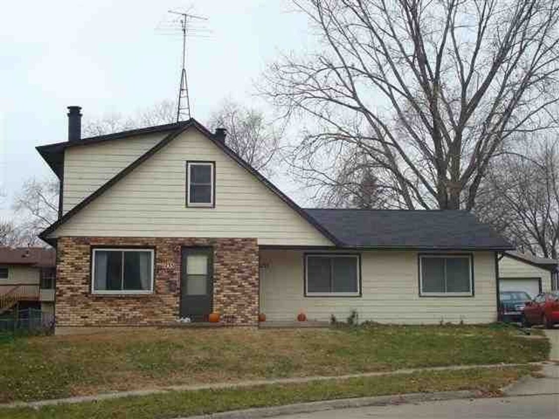 Primary Photo - 2 BEDROOM DUPLEX W/ SHARED GARAGE