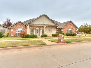 Building Photo - 1001 N Barn Hill Way