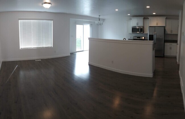 Building Photo - STUNNING 3 bed 2.5 bath Pet Friendly town ...