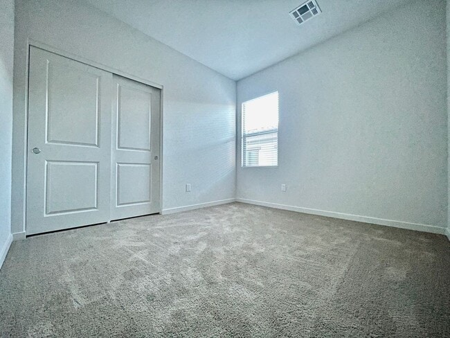 Building Photo - MOUNTAIN VIEWS, Gently lived in 4 bedroom 2.5 Bathrooms with Loft, home is a Must See!