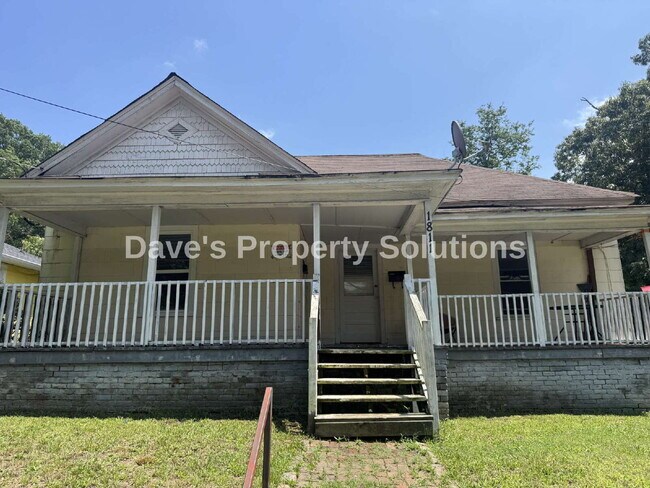 Foto del edificio - Spacious & Refreshed 1 Bed, 1 Bath Duplex | High Ceilings & Ample Parking!
