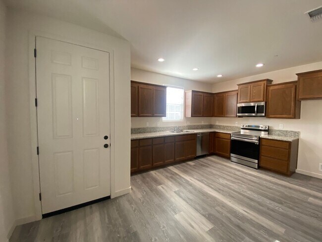 Building Photo - Gorgous 3 Bedroom 2.5 Bath Home in Gated Winding Meadow Village