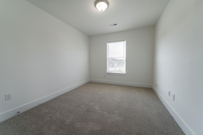 Building Photo - 916 Sparrow Ln