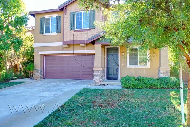 Building Photo - Beautiful 3 Bed/2.5 Bath Home with Lap Poo...