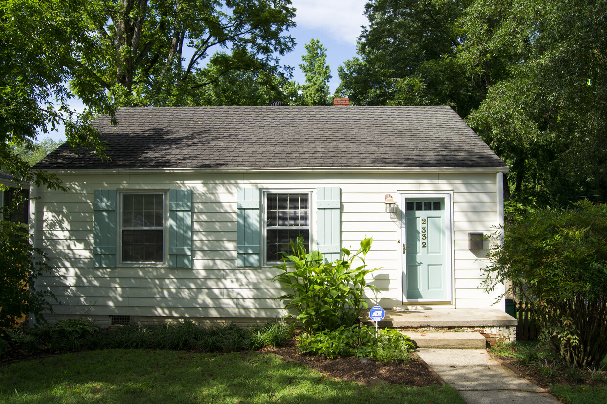 Precious 2 BR/1 BA bungalow in Chantilly! Walk-in basement with laundry + a deep, fenced-in backyard - 2332 Kingsbury Dr