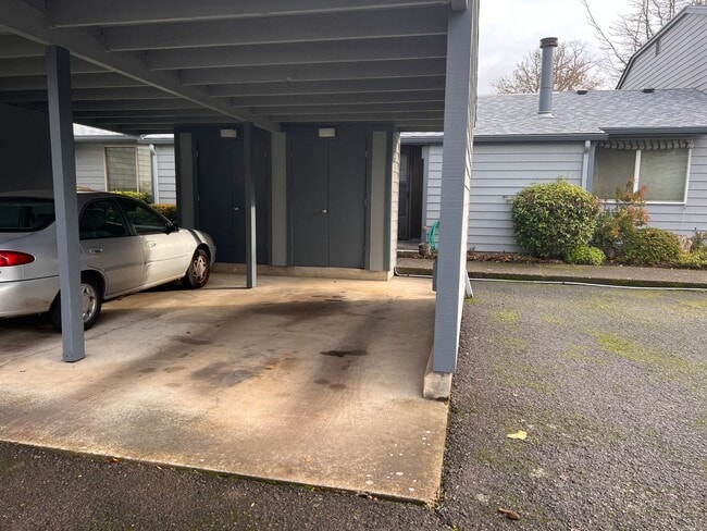 Building Photo - 2 bed 1.5 bath Eugene townhome