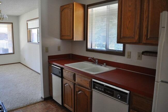 Building Photo - 1 Bed 2 Bath View Point Community TOP Floor Condo