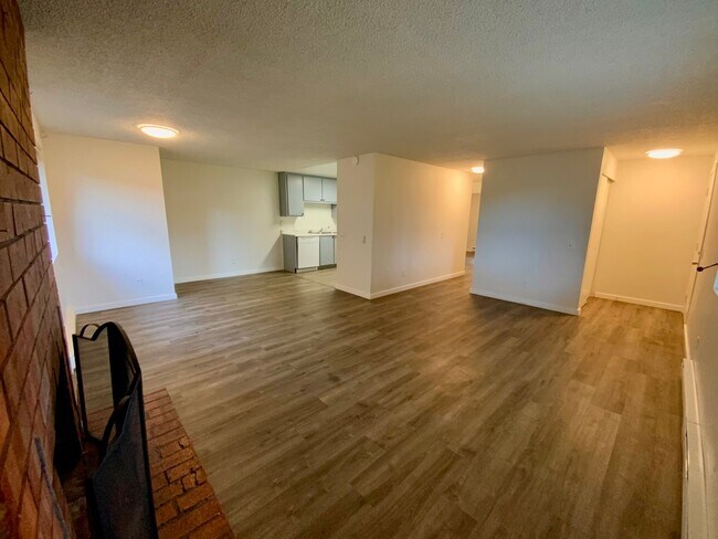 Foto del edificio - Modern 2-Bed / 1-Bath Everett Home with Bright, Updated Living Spaces| 7705 Timberhill Dr, Unit A