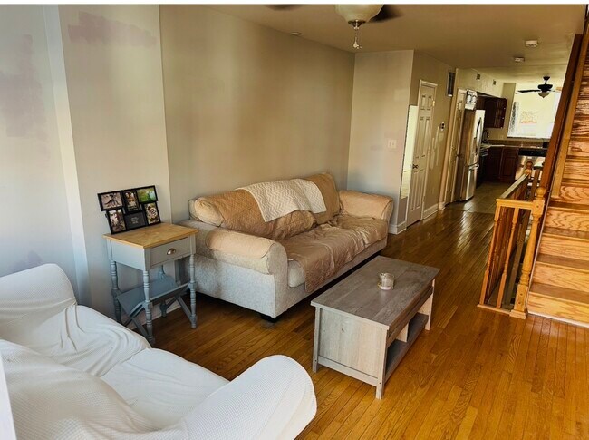 Sala de estar - 829 S Linwood Ave