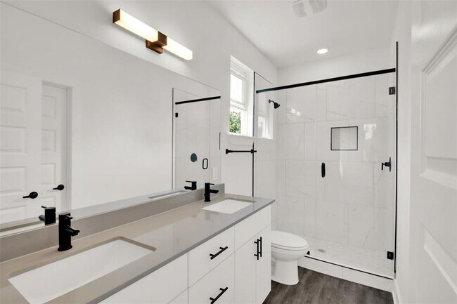 Foto del edificio - 7603 Carver Ave
