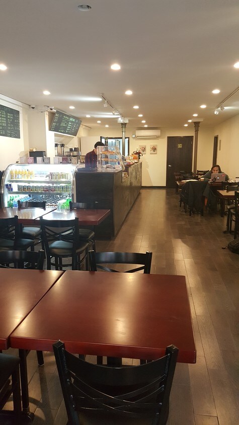 Building Photo - 495 Grand St