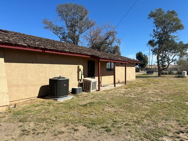 Building Photo - COUNTRY HOME ON 1.26 ACRES