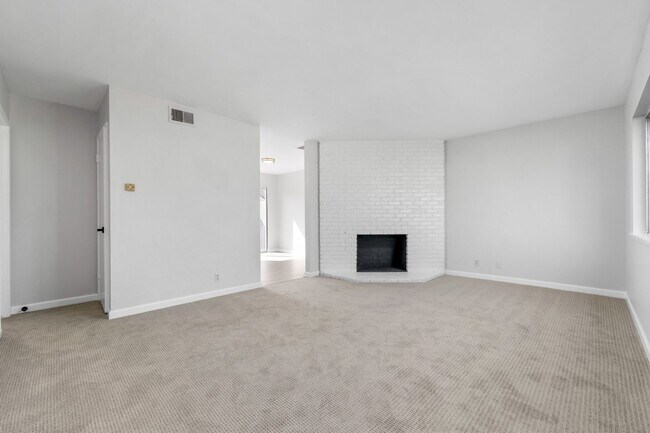 Building Photo - Charming 3 Bed, 1.5 Bath Townhome in Hunti...