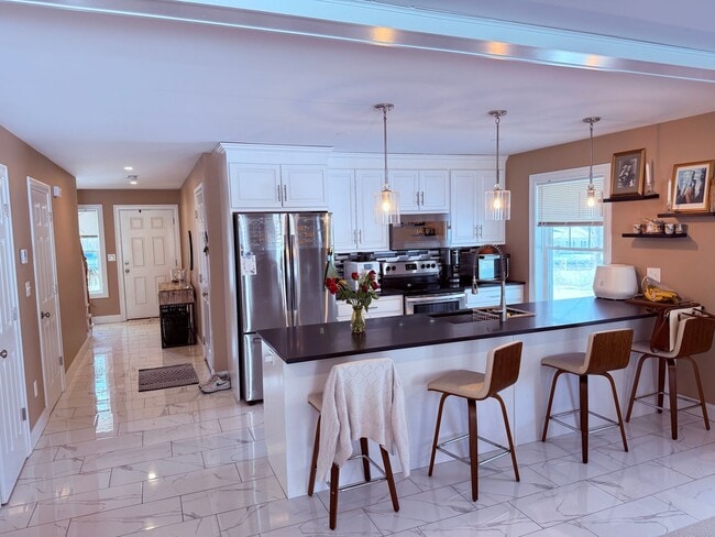 Building Photo - Luxury Duplex